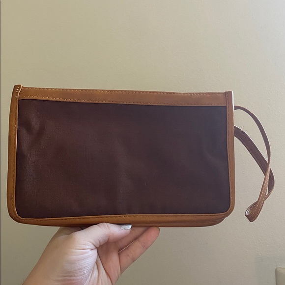 Labeled wristlet - Picture 2 of 7